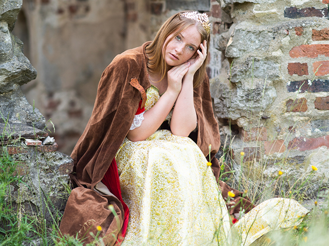 A session of medieval portraiture and Pre-Raphaelite photography in a village in the woods