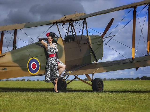 A session of vintage fashion and Art Deco portraiture at Bicester Heritage Centre